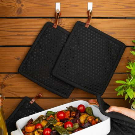 Grytlapp svart med ficka och siliconprickar